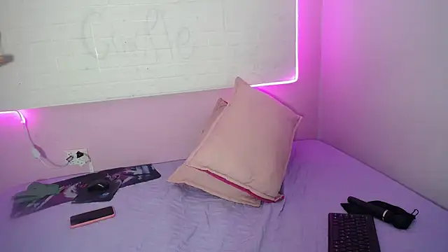 KEYRA-MILLER- online show from September 28, 3:02 am