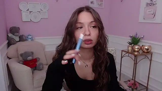 Snapshot of LucySkilar chatting on October 14, 5:54 am LucySkilar online show from October 14, 5:54 am