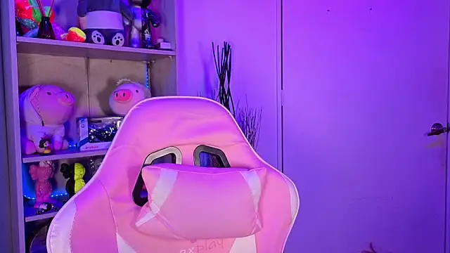 EmilyMiller  online show from April 21, 3:08 pm