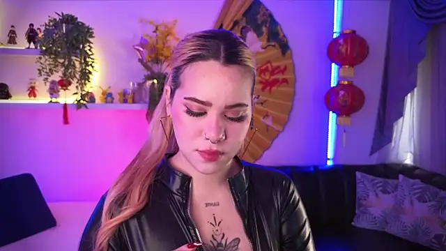 albaismynameX online show from December 20, 1:04 pm