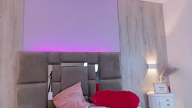 AbrilBrent online show from April 22, 7:44 pm