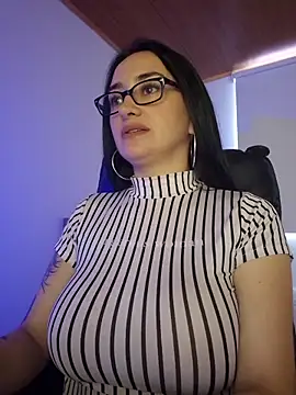 preetypeach online show from February 10, 8:01 pm