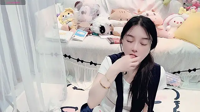 AKiKi711 online show from April 25, 2:47 pm