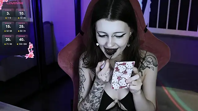 prettybones online show from October 24, 12:06 am