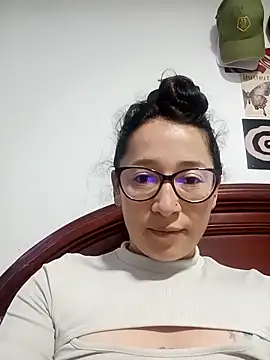 Snapshot of emilypoppy3 chatting on September 16, 1:46 am emilypoppy3 online show from September 16, 1:46 am
