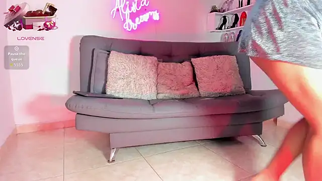 alisiadreams22 online show from April 27, 7:33 pm