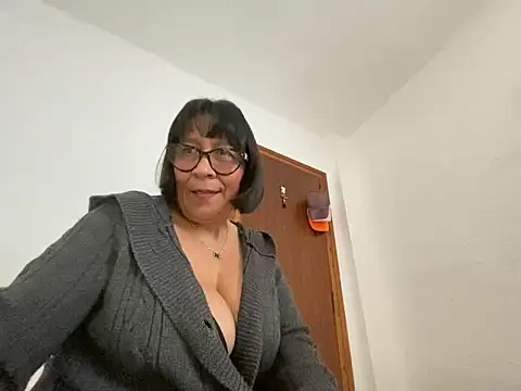 sweeviolet online show from April 25, 1:41 pm