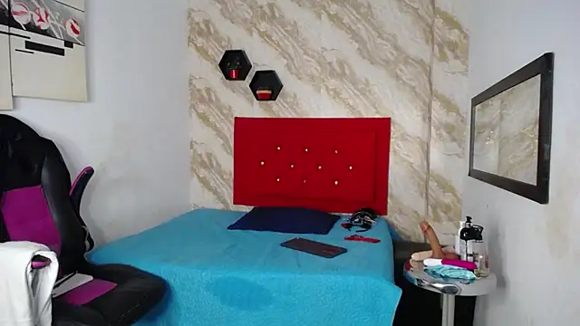 issa  love online show from December 20, 12:20 pm