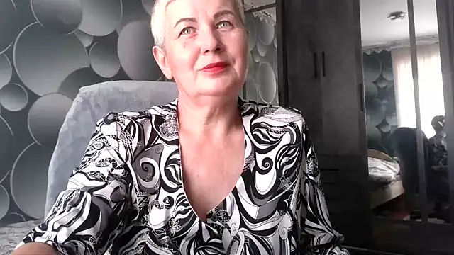 Snapshot of NicoleOlla chatting on October 12, 5:21 am NicoleOlla online show from October 12, 5:21 am