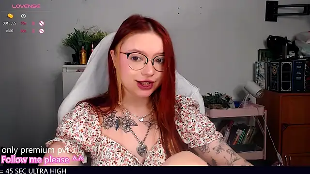 Snapshot of me__hanna chatting on October 6, 11:42 pm me hanna online show from October 6, 11:42 pm