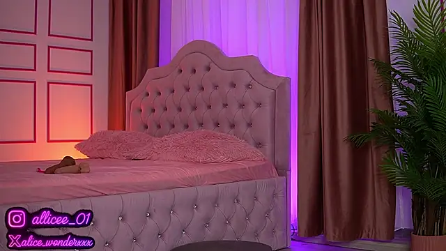 Snapshot of VanessaSimon chatting on October 4, 6:08 am VanessaSimon online show from October 4, 6:08 am