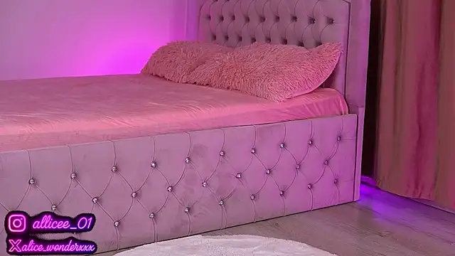 Snapshot of VanessaSimon chatting on September 17, 6:00 am VanessaSimon online show from September 17, 6:00 am