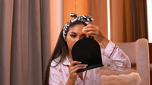 VanessaSimon online show from April 22, 5:15 am