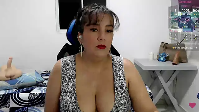 mom hot   online show from April 27, 7:00 pm