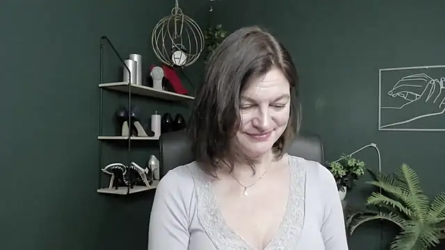 VivianWILD online show from April 24, 12:30 pm