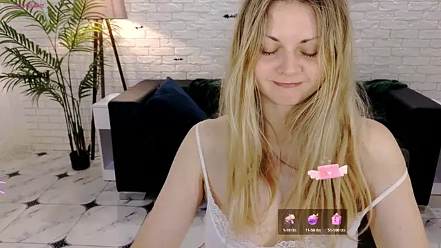Snapshot of SmilingEmily_ chatting on October 18, 7:55 am SmilingEmily online show from October 18, 7:55 am