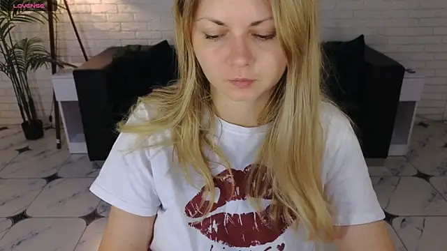 Snapshot of SmilingEmily_ chatting on September 13, 6:32 am SmilingEmily online show from September 13, 6:32 am