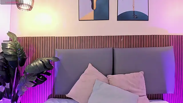 NicolleeEvanss online show from April 23, 12:23 pm