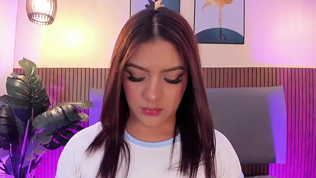 NicolleeEvanss online show from June 10, 11:20 am