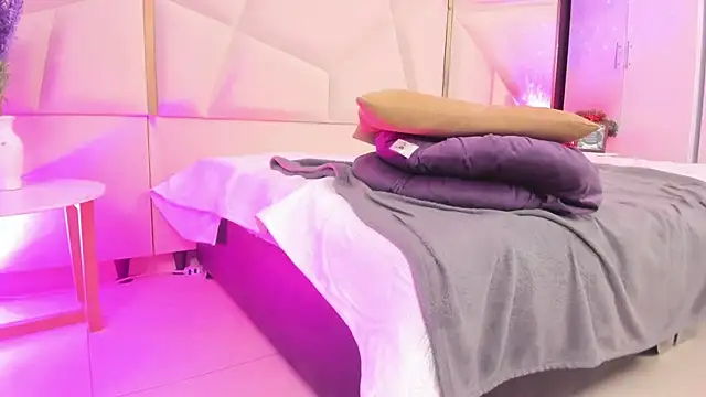 April bowie online show from September 25, 12:48 pm