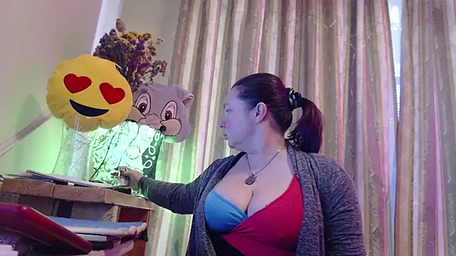 amorelara online show from April 5, 6:45 am