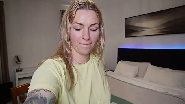 MaggieMayI89 online show from April 26, 4:49 pm