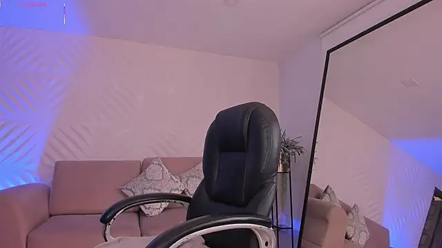 RoxanneHill  online show from November 13, 12:26 pm