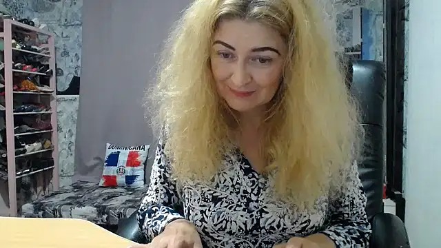 Snapshot of Helen1974 chatting on October 10, 5:45 am Helen1974 online show from October 10, 5:45 am