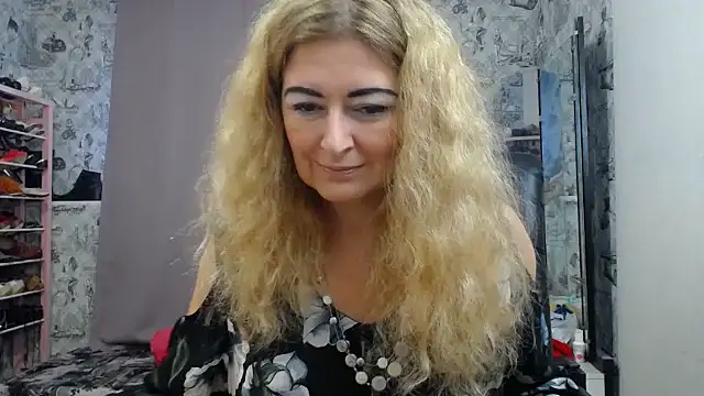 Snapshot of Helen1974 chatting on October 18, 11:24 am Helen1974 online show from October 18, 11:24 am