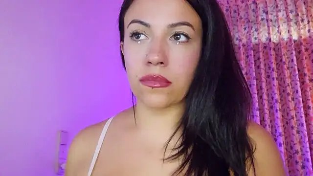 Snapshot of Latina_hot2024 chatting on October 1, 9:25 am Latina hot2024 online show from October 1, 9:25 am