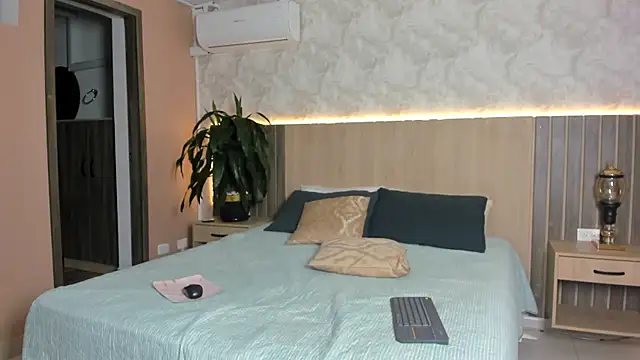 rebeca cortez  online show from April 20, 8:12 pm