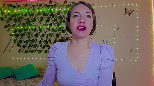 Lady breaks hearts online show from October 23, 10:32 am