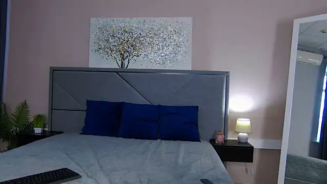 NicoleRosss online show from April 17, 1:46 pm