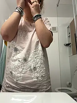 AllysonK online show from April 22, 10:34 am