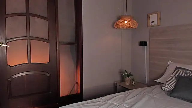 nayah   online show from April 25, 7:44 pm