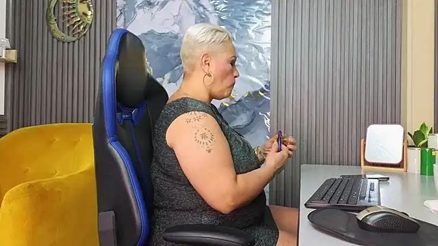 GianellaCox  online show from February 10, 12:30 pm