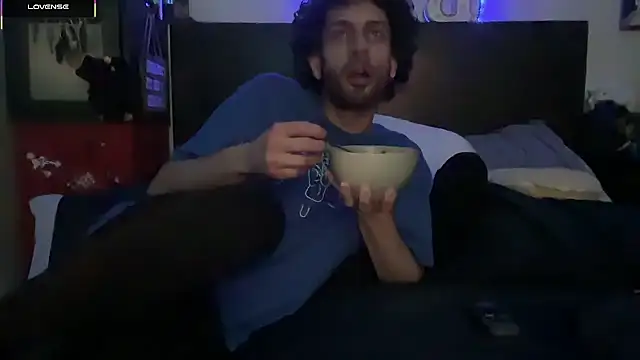 pantslesstraveler plt online show from November 17, 12:55 am