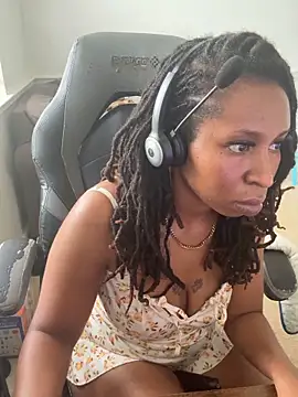 LeyaHoneybuns online show from April 29, 5:30 pm