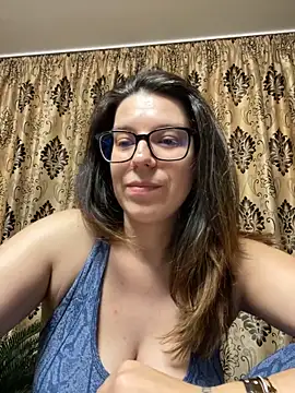 NadiraNoor online show from April 22, 8:06 pm