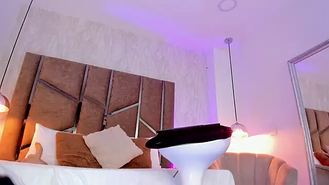 Martinaa Jones  online show from April 25, 1:14 pm