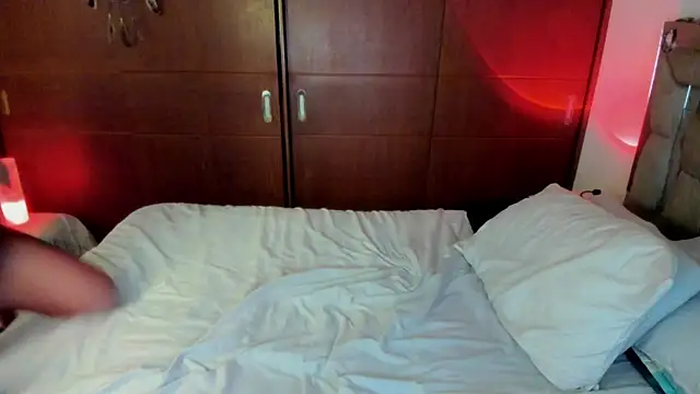 Lucyerobbie online show from October 18, 4:04 am