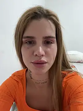 Snapshot of EmiliaCatalina chatting on October 6, 10:03 pm EmiliaCatalina online show from October 6, 10:03 pm