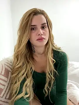 Snapshot of EmiliaCatalina chatting on September 22, 10:19 pm EmiliaCatalina online show from September 22, 10:19 pm