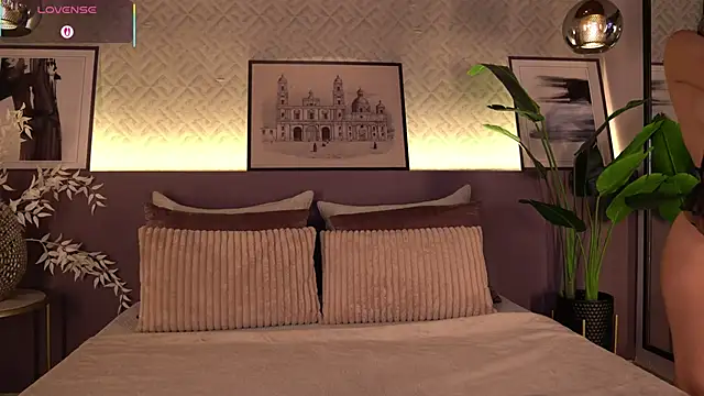 ElleDiane online show from April 27, 12:30 am