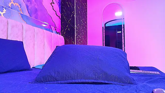 arl chloee online show from April 9, 3:09 am