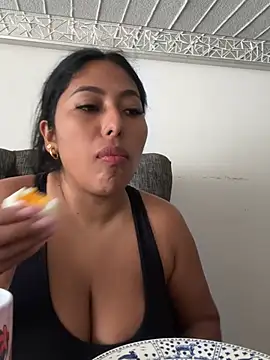 emmyjhonson07 online show from April 24, 12:30 pm