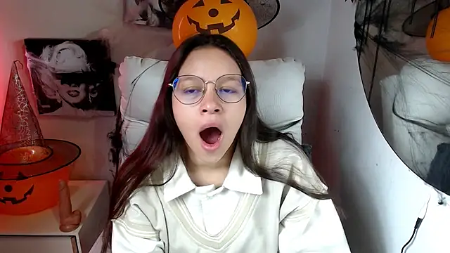 Snapshot of SamanthaRoldaan chatting on October 18, 2:20 pm SamanthaRoldaan online show from October 18, 2:20 pm