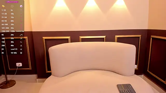 lexiethompson  online show from April 25, 1:41 pm