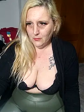 BecciDeluxe online show from February 15, 4:39 pm