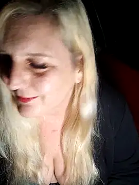 BecciDeluxe online show from February 13, 8:32 pm